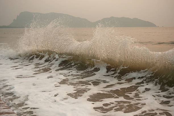 vagues de la mer sur le vent au lever du soleil. - power tide ripple reef photos et images de collection