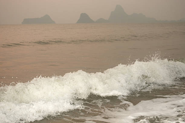 vagues de la mer sur le vent au lever du soleil. - power tide ripple reef photos et images de collection