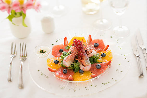 insalata di gamberi bianco pompelmo - prepared shrimp prawn seafood salad foto e immagini stock