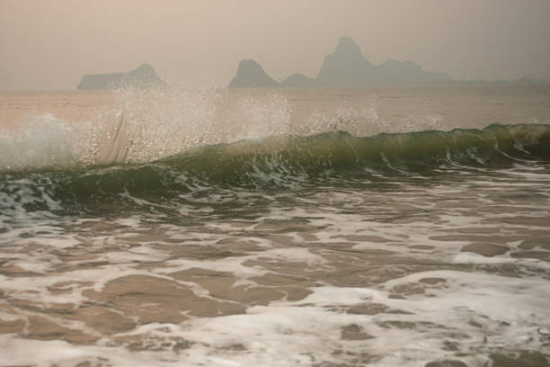 vagues de la mer sur le vent au lever du soleil. - power tide ripple reef photos et images de collection