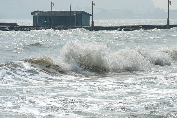 vagues de la mer sur le vent. - power tide ripple reef photos et images de collection