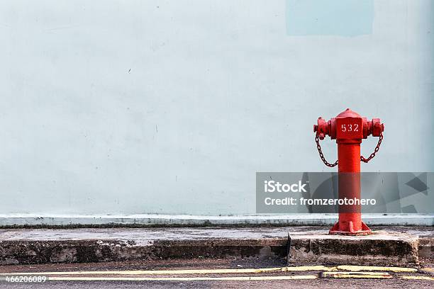 Rojo Fuego Bombas En La Calle Foto de stock y más banco de imágenes de Boca de Incendios - Boca de Incendios, Pared, Accidentes y desastres