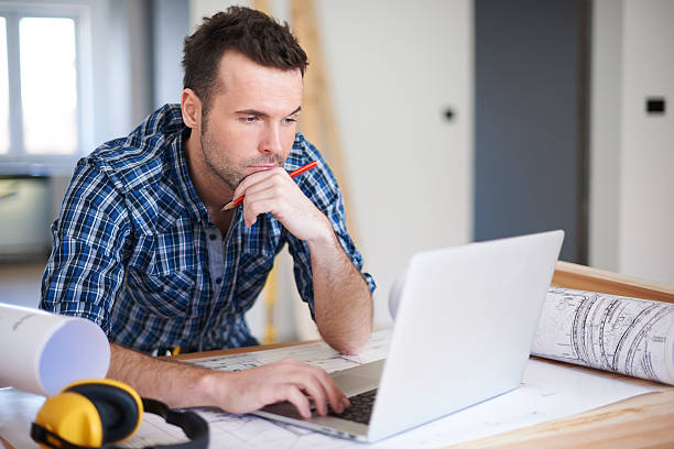 por vezes difícil comando de clientes são problema para mim - computer construction using laptop construction site imagens e fotografias de stock