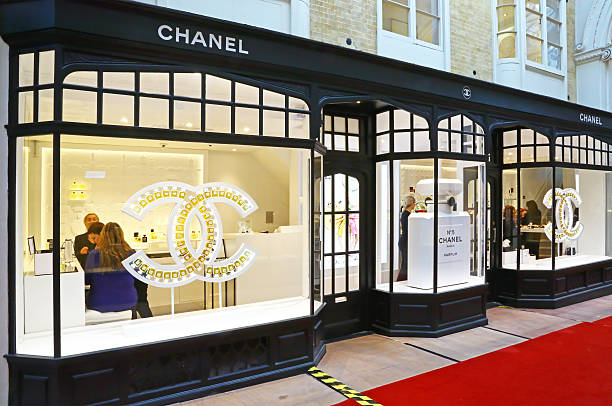 Chanel Loja Em Londres - Fotografias de stock e mais imagens de Chanel -  Chanel, Perfume, Janela - iStock