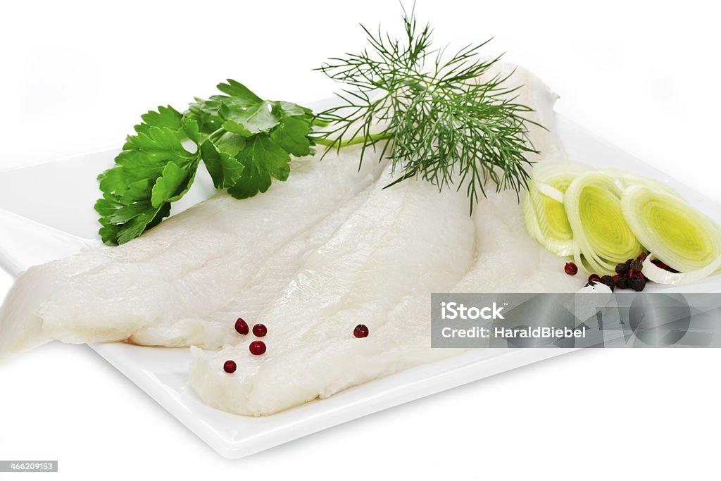 Dos Halibut filetes largos organizar una placa blanca - Foto de stock de Alimento libre de derechos