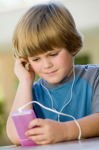 Boy escucha música con conexión para iPod photo