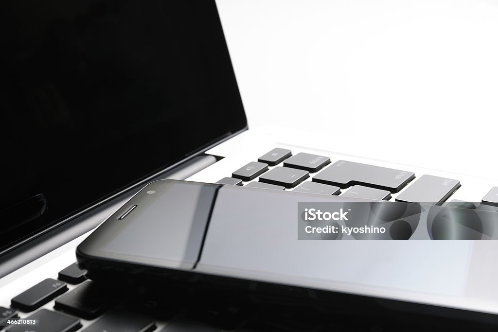 絶縁ショットのノートパソコンとスマートフォンを白背景 - からっぽのロイヤリティフリーストックフォト