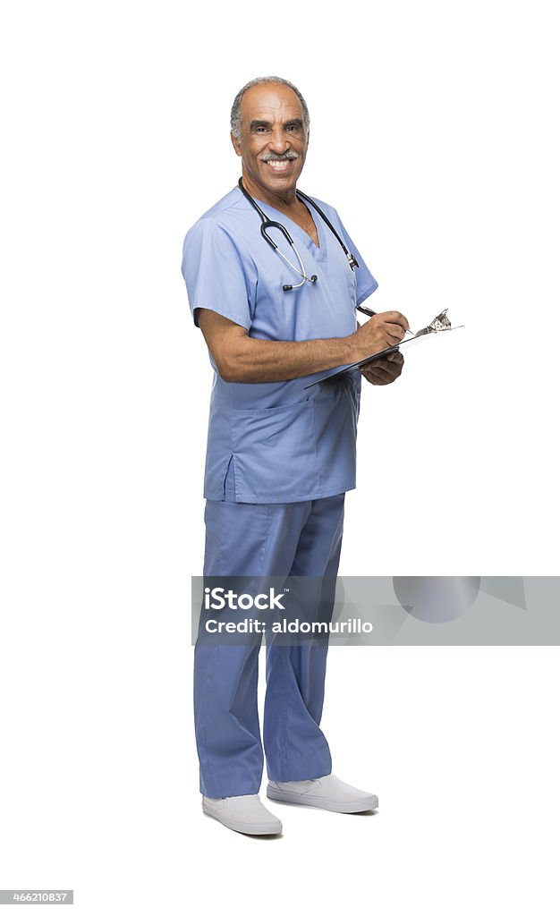 Улыбающегося Латинской медицинская сестра писать на буфер обмена - Стоковые фото Медбрат роялти-фри
