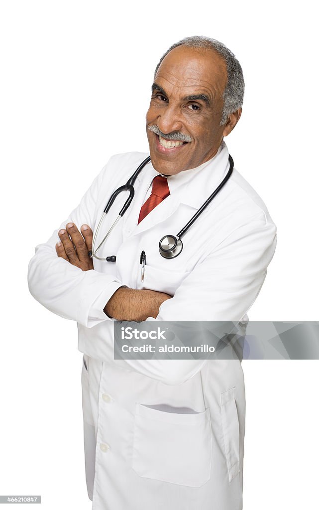 Seguro médico sonriente con los brazos cruzados - Foto de stock de 60-69 años libre de derechos