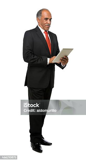 Latin Executive Lesen Aus Einem Tablet Arbeitet Stockfoto und mehr Bilder von Geschäftsmann - Geschäftsmann, Ernst, Ganzkörperansicht