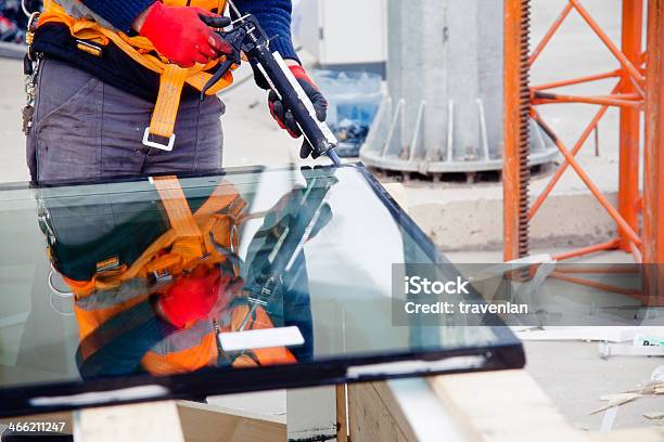 Glas Stockfoto und mehr Bilder von Bauarbeiter - Bauarbeiter, Glas, Klebstoff