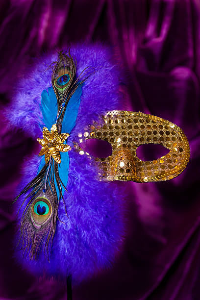 giorni festivi: maschera mardi gras.  piume, perline. - mardi gras carnival peacock mask foto e immagini stock