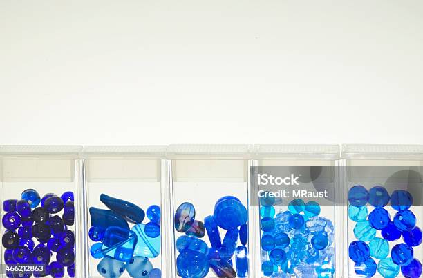 Niebieskie Paciorki Szklane - zdjęcia stockowe i więcej obrazów Abstrakcja - Abstrakcja, Aranżacja, Białe tło