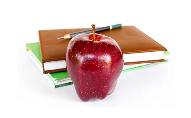 りんごと本の積み重ね - book stack dieting textbook ストックフォトと画像
