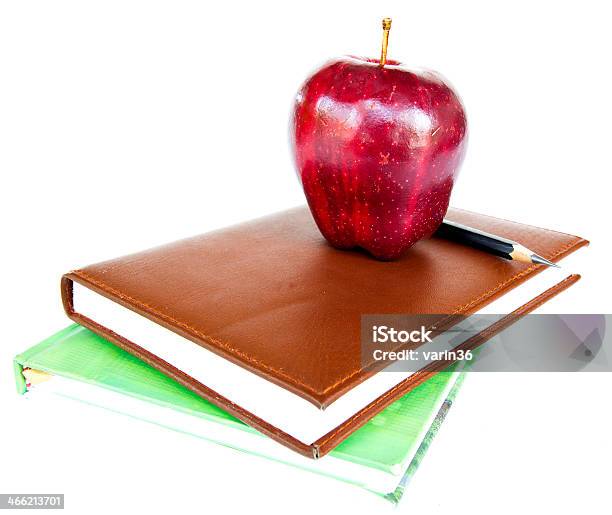 Photo libre de droit de Pile De Livres Avec Une Pomme Et Un Crayon banque d'images et plus d'images libres de droit de Apprentissage - Apprentissage, Concepts, Couverture de livre