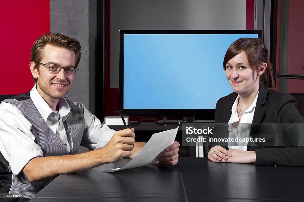 Uomini d'affari in un colloquio di lavoro con una schermata vuota - Foto stock royalty-free di Adulto