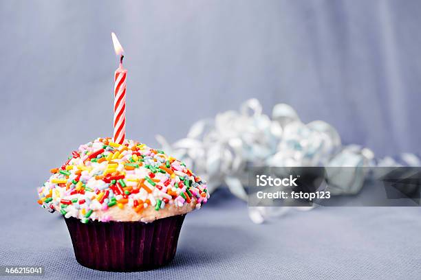 Jedzenie Cupcake Zapięciem Z Okazji Narodzin Dziecka W Kremowych Lukier Na Posypka I Świeca - zdjęcia stockowe i więcej obrazów Barwne tło