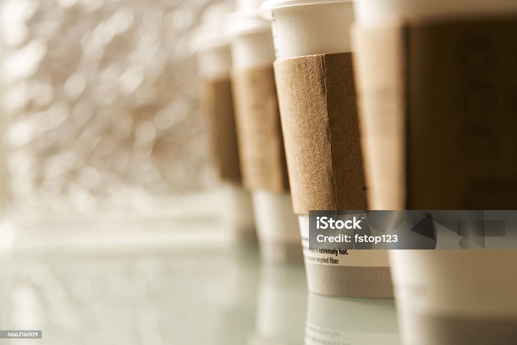 Bebidas: Tazas de café en una fila en la mesa de vidrio. - Foto de stock de Café bar libre de derechos