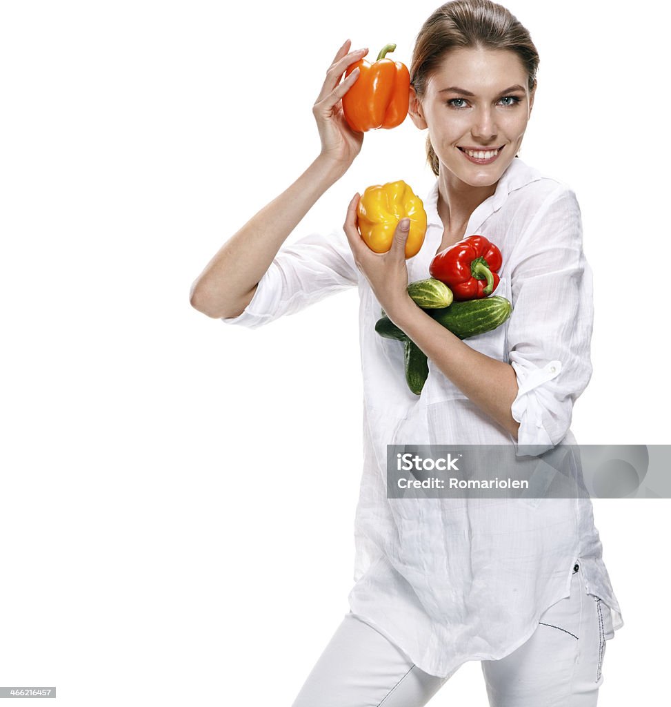 Promoção garota detém vermelho e laranja paprikas-isolado - Foto de stock de Adulto royalty-free