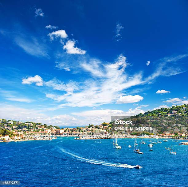 Pięknego Morza Śródziemnego Krajobraz Z Błękitnego Nieba - zdjęcia stockowe i więcej obrazów Saint-Tropez