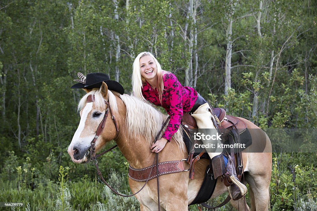 Обычные школы Cowgirl Смеяться на ее лошадь - Стоковые фото 18-19 лет роялти-фри