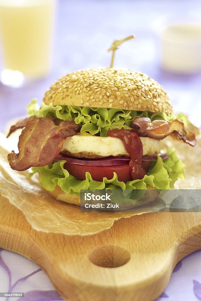 Egg-burger mit Gemüse und gebratenen Speck - Lizenzfrei Blatt - Pflanzenbestandteile Stock-Foto