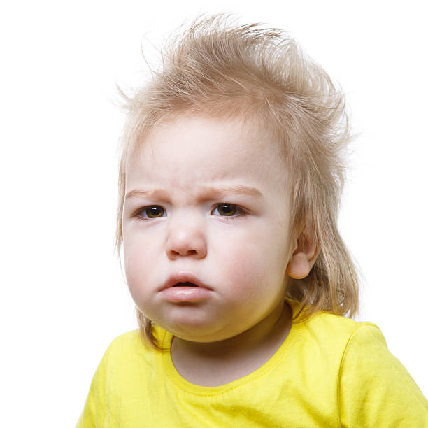 portret niezadowolony dziecka na białym tle - facial expression babies and children head and shoulders close up zdjęcia i obrazy z banku zdjęć