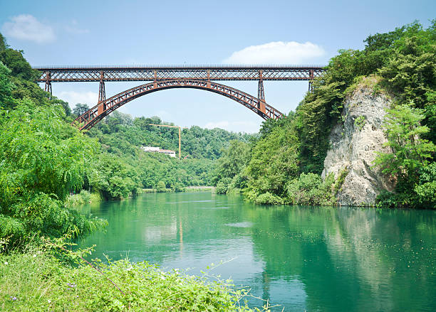 iron bridge sur adda rivière, lombardie, italie - river adda photos et images de collection