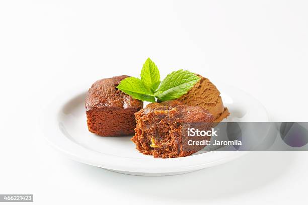 Mini Brownies Com Colher De Gelado De Chocolate - Fotografias de stock e mais imagens de Assado no Forno - Assado no Forno, Bolo - Sobremesa, Bolo Seco de Chocolate