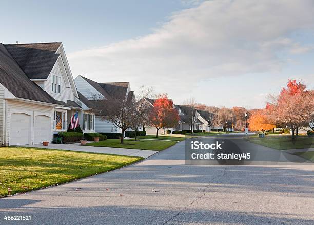 Calle Suburbana Con Uniforme Carcasa Residencial Foto de stock y más banco de imágenes de Otoño - Otoño, Aire libre, Arquitectura exterior