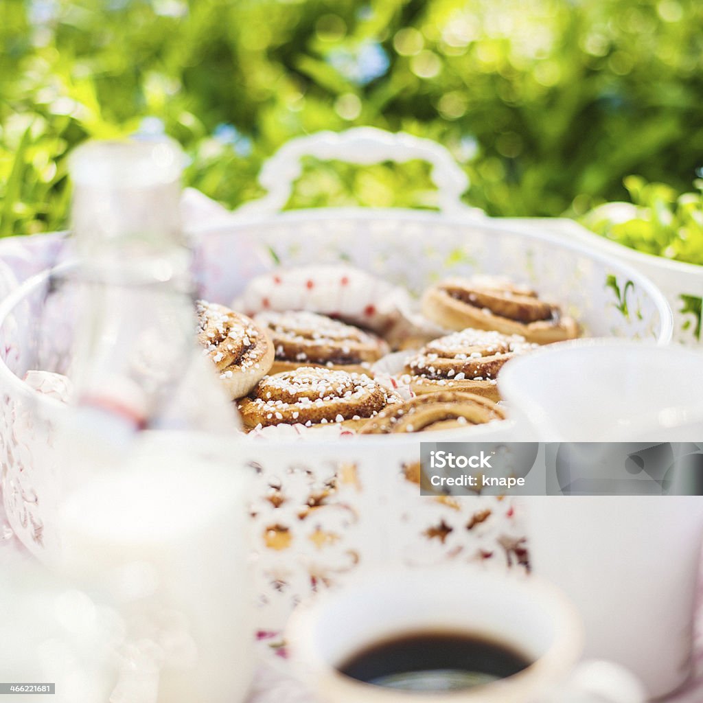 Cinnamon Brötchen und Kaffee in der Sonne. - Lizenzfrei Schweden Stock-Foto