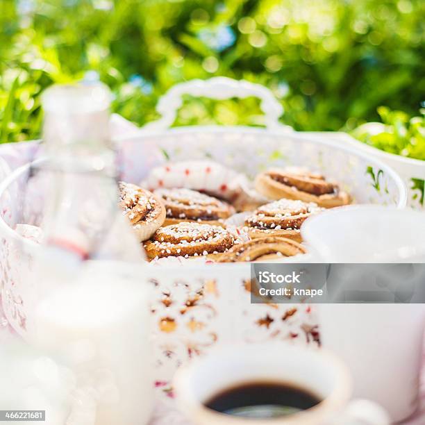 Cinnamon Buns Y Café En El Sol De Verano Foto de stock y más banco de imágenes de Bollo de canela - Bollo de canela, Suecia, Aire libre