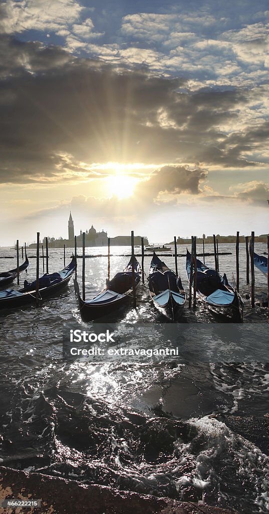 Venecia gran canal con gondolas encuentra en Italia - Foto de stock de Agua libre de derechos