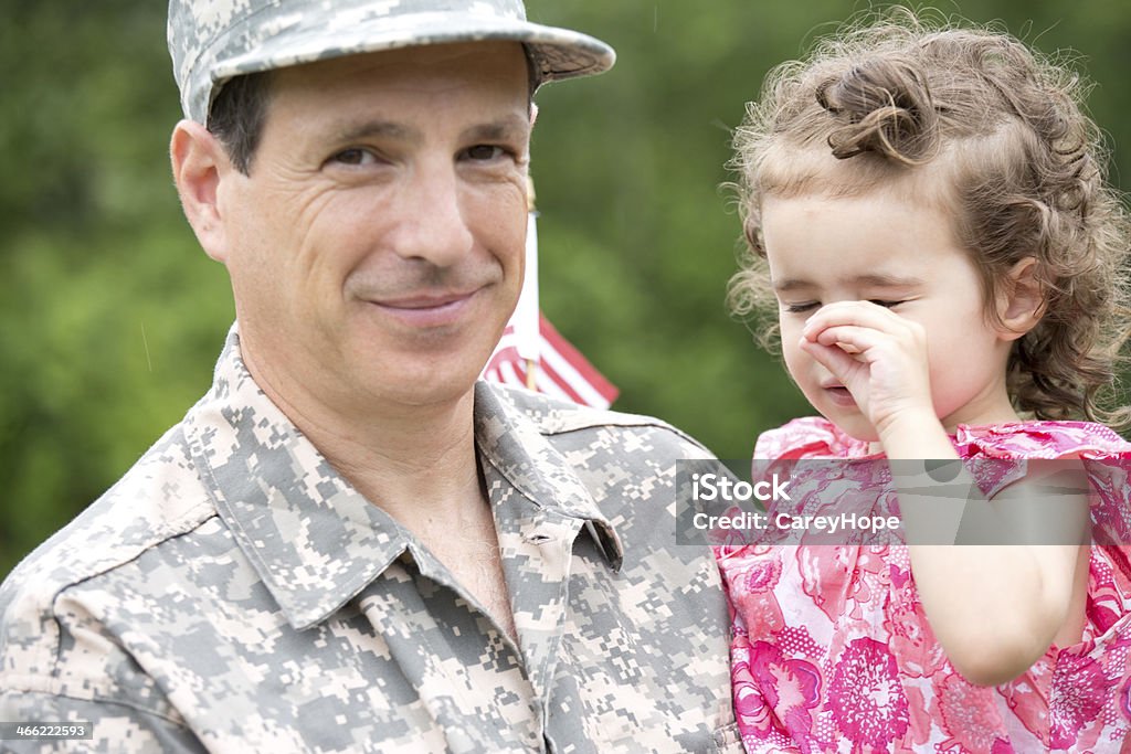 Trauriges kleines Mädchen mit Soldaten - Lizenzfrei 2-3 Jahre Stock-Foto