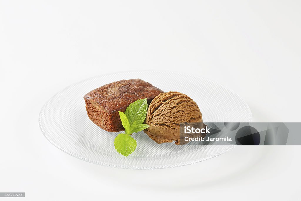 Mini bizcochos de chocolate con cuchara de helado de chocolate - Foto de stock de Al horno libre de derechos