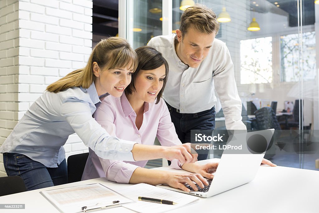 Businessteam presentation on laptop in office business man woman computer desk start-up Casual Clothing Stock Photo