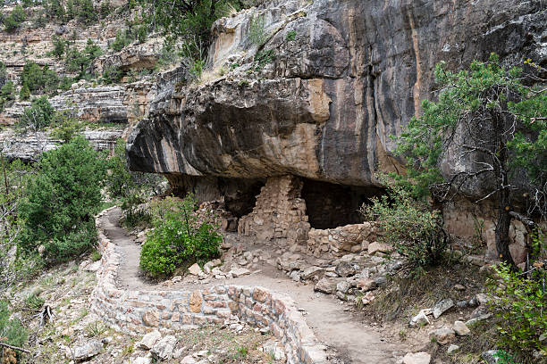 絶壁の住居 - walnut canyon ruins ストックフォトと画像