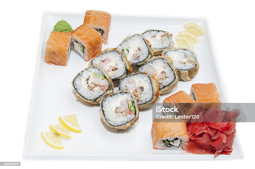 sushi, w zwojach - Zbiór zdjęć royalty-free (Bez ludzi)