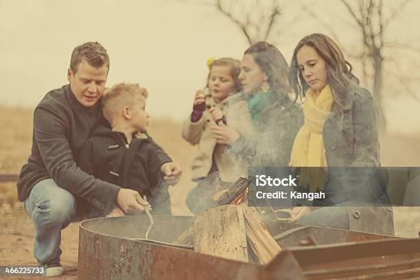 Foto de Família Assando Marshmallows e mais fotos de stock de 4-5 Anos - 4-5 Anos, 6-7 Anos, Adulto