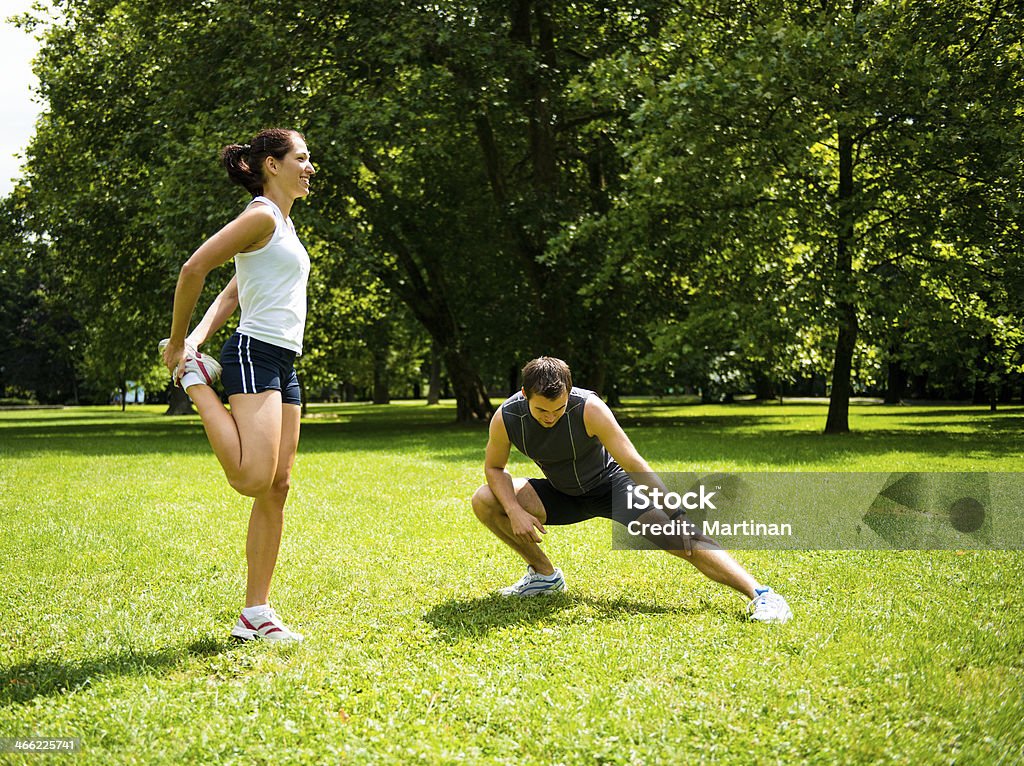 Caliente-Pareja hacer ejercicios antes de trotar - Foto de stock de Naturaleza libre de derechos