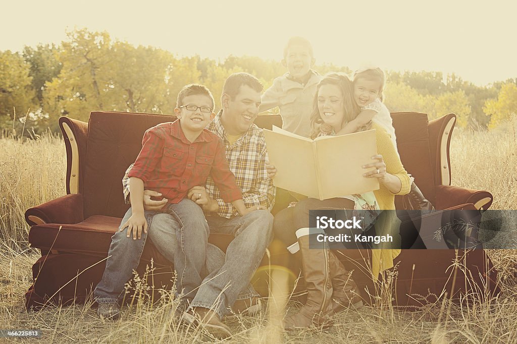 Famiglia la lettura - Foto stock royalty-free di 2-3 anni