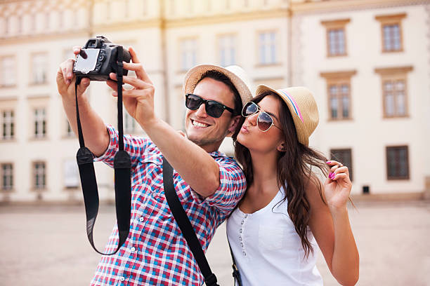 glückliche touristen nehmen foto von sich selbst - two people fotos stock-fotos und bilder