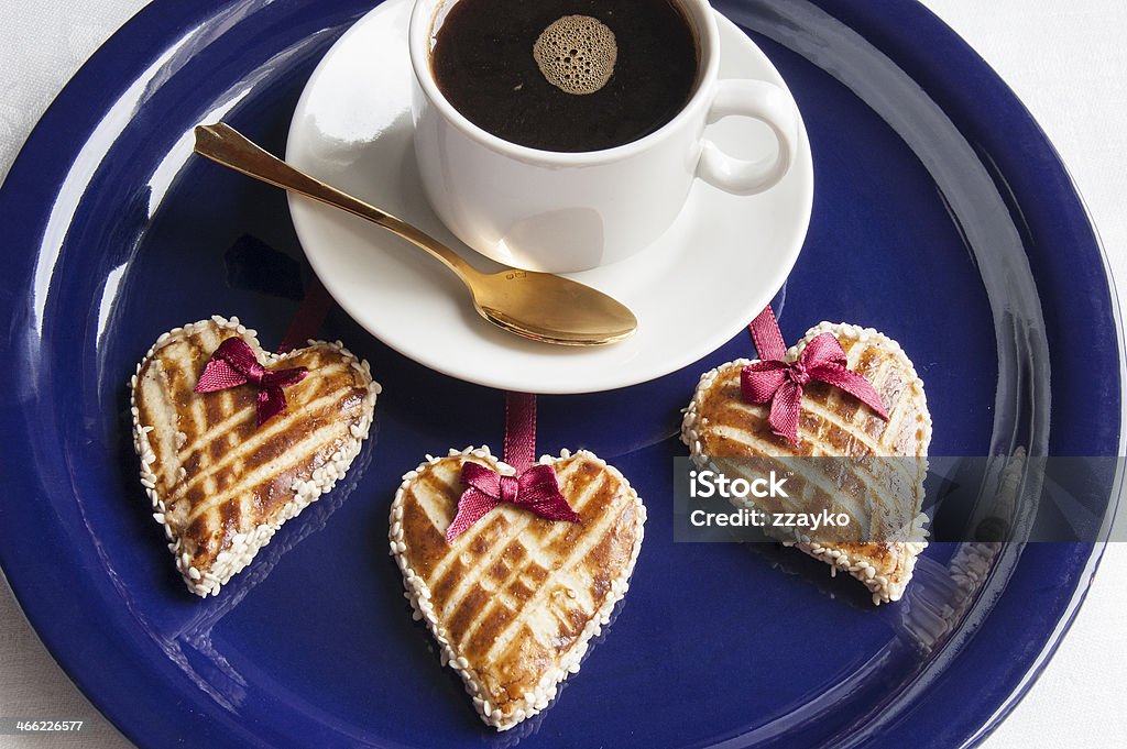 3 쿠키 형태로 심장 및 컵 cofee - 로열티 프리 0명 스톡 사진