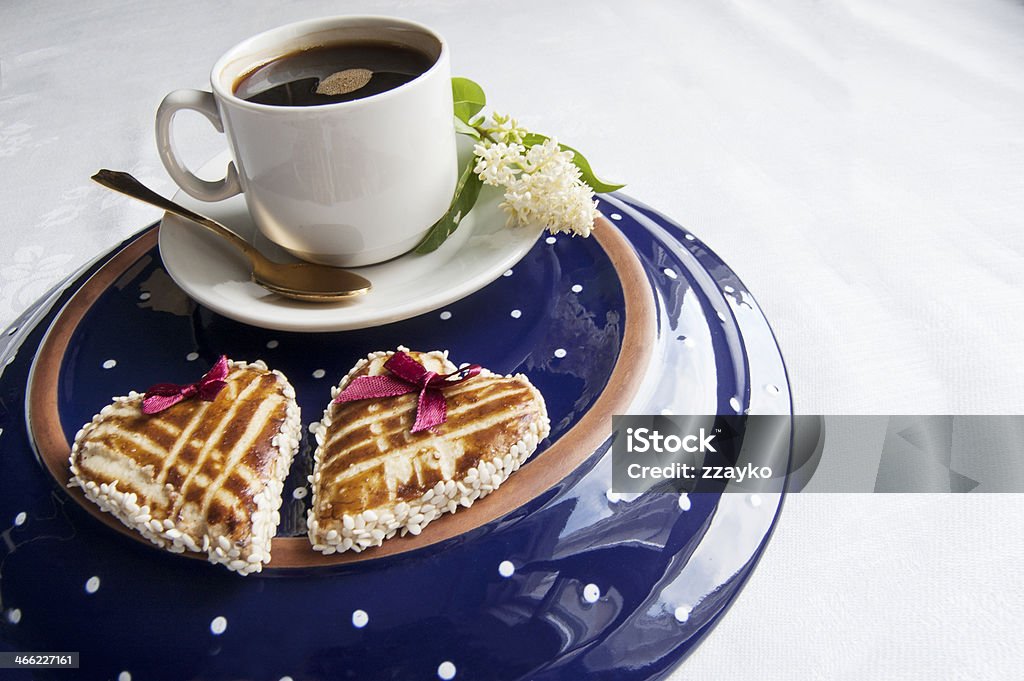Zwei cookies in Form von Herzen auf blue plate - Lizenzfrei Bildkomposition und Technik Stock-Foto