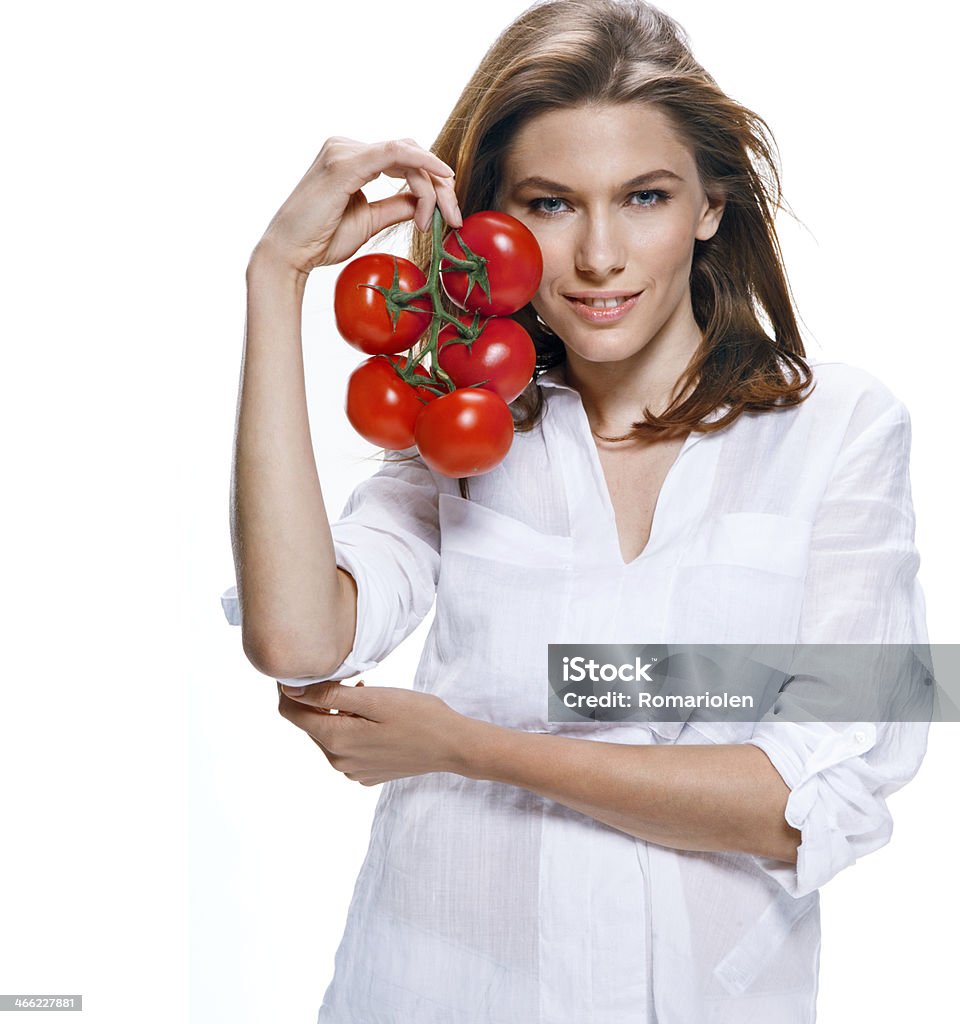Joven hermosa mujer con ramo de tomates en mano aislado - Foto de stock de Adulto libre de derechos