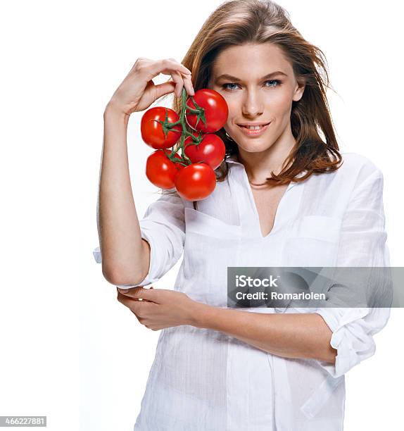 Joven Hermosa Mujer Con Ramo De Tomates En Mano Aislado Foto de stock y más banco de imágenes de Adulto