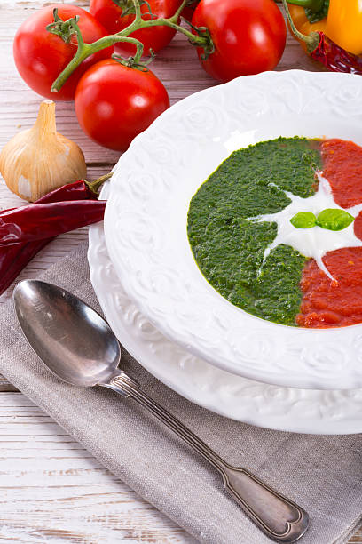 szpinak pomidor-zupa krem - tomato sauce tomato spinach soup zdjęcia i obrazy z banku zdjęć