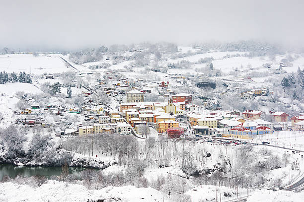 деревня la arboleda в зимний - village snow winter france стоковые фото и изображения