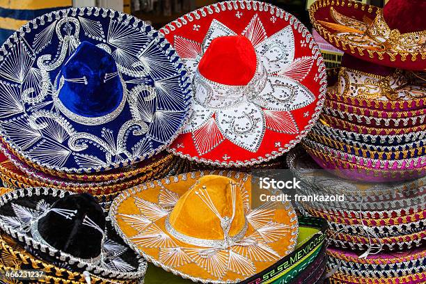 Colorido Mexicana Sombrero Foto de stock y más banco de imágenes de Aire libre - Aire libre, Ala de sombrero, Amarillo - Color