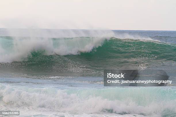 Foto de Grande Onda Quebra Na Tempestade e mais fotos de stock de Alto - Descrição Geral - Alto - Descrição Geral, Arrebentação, Azul